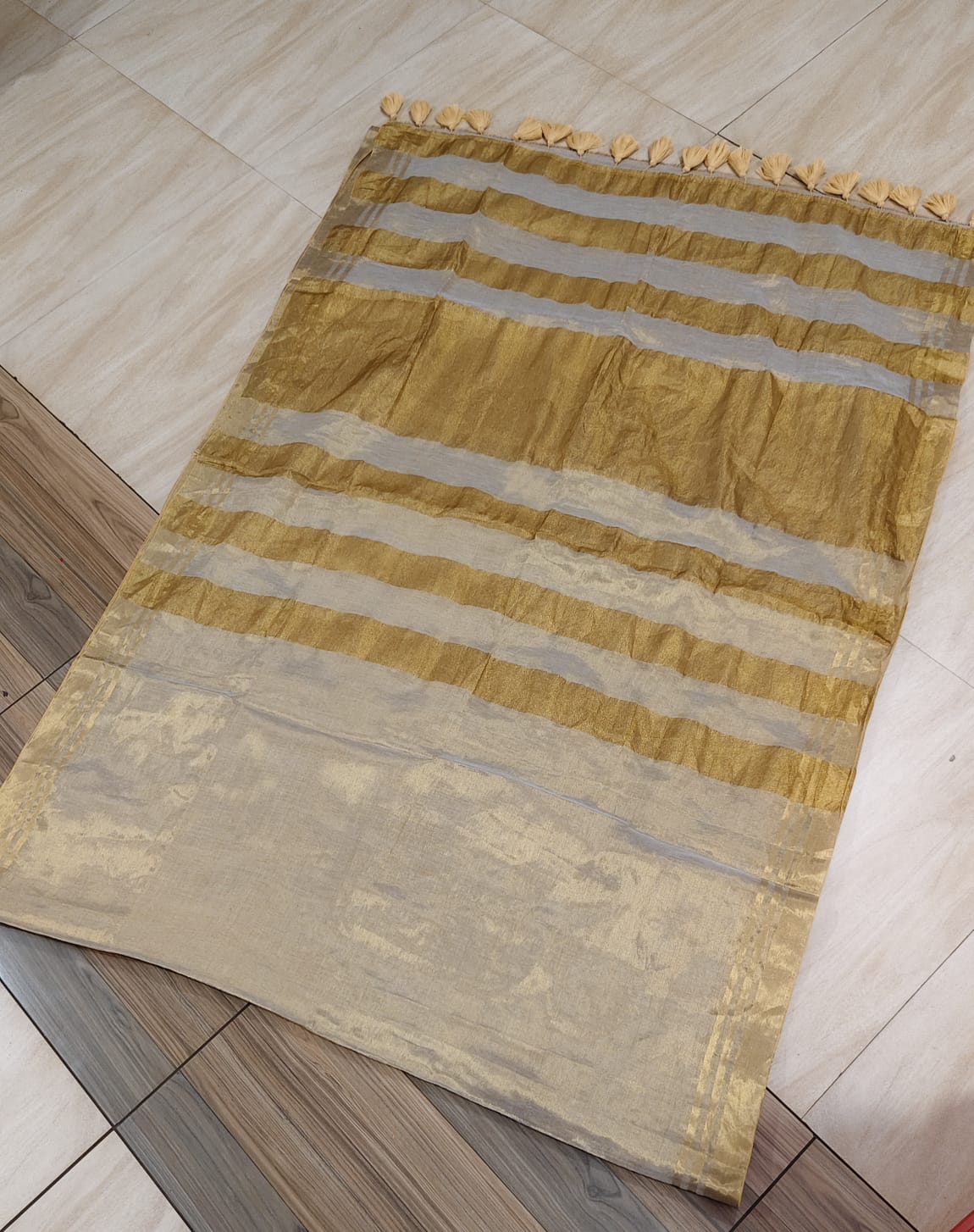 Premium Linen Tissue Gold Saree with Golden Border & Tassels | Kerala Kasavu Style Saree| 20506 - Image 4