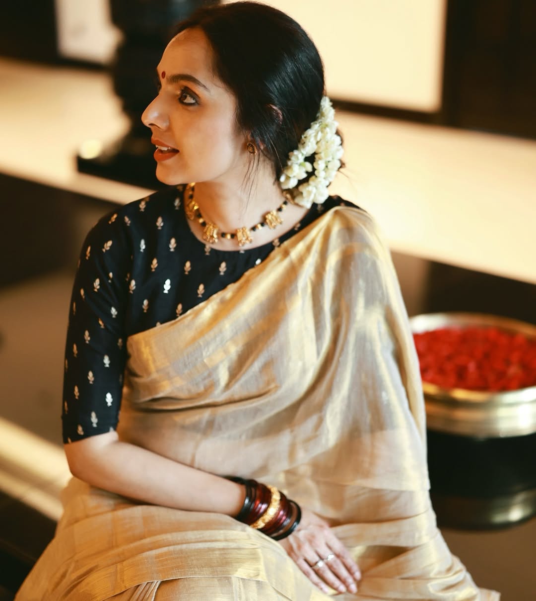 Premium Linen Tissue Gold Saree with Golden Border & Tassels | Kerala Kasavu Style Saree| 20506 - Image 3